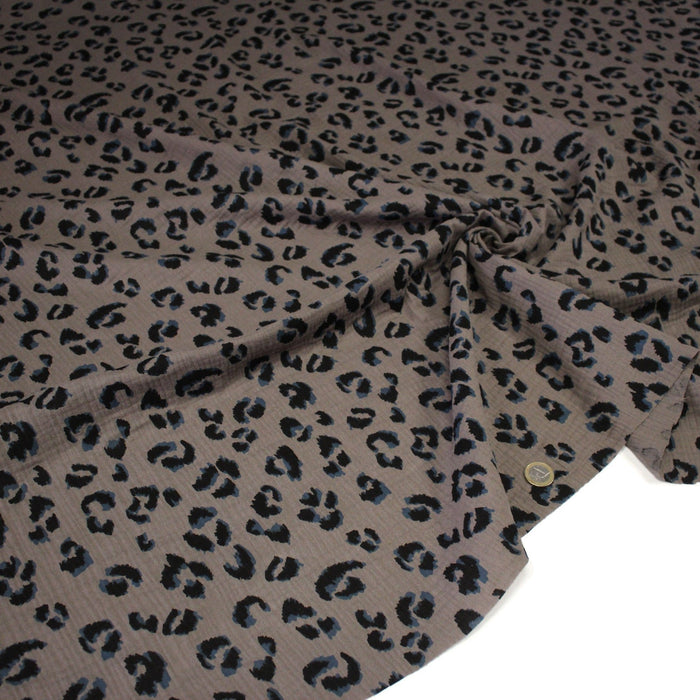 Tissu double gaze imprimée motif léopard taupe, noir et bleu - OEKO-TEX