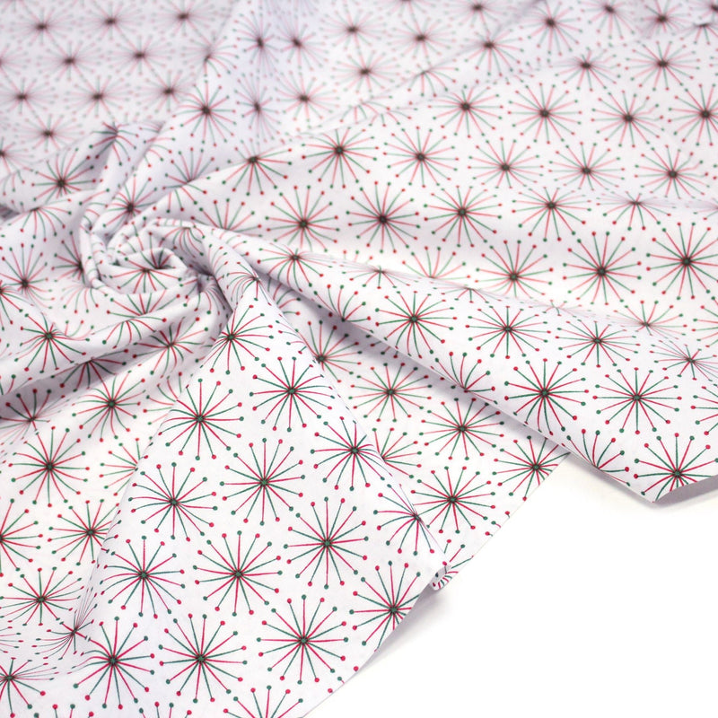 Tissu de Noël cotonnade aux étoiles vertes et rouges, fond blanc - TissusPapi.com