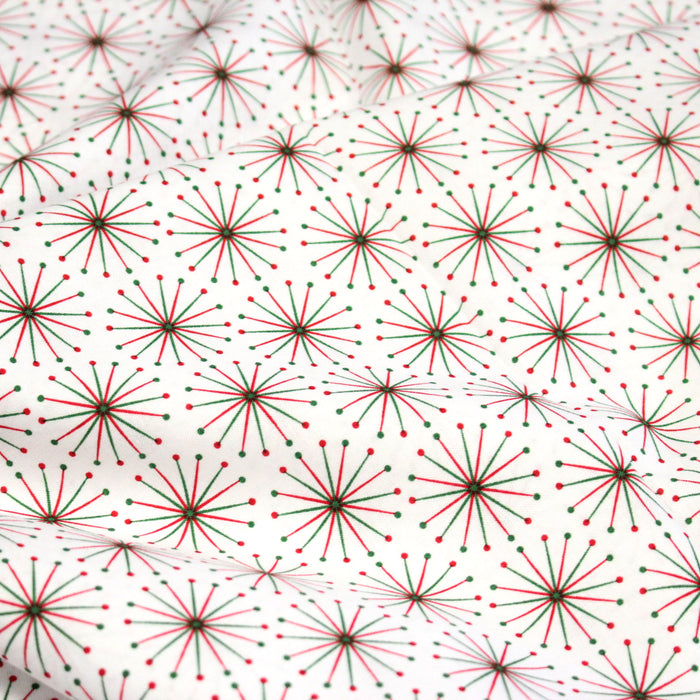 Tissu de Noël cotonnade aux étoiles vertes et rouges, fond blanc