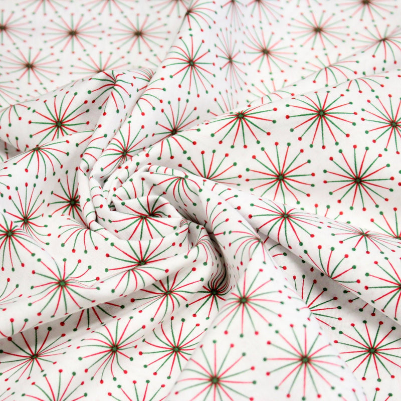 Tissu de Noël cotonnade aux étoiles vertes et rouges, fond blanc - TissusPapi.com