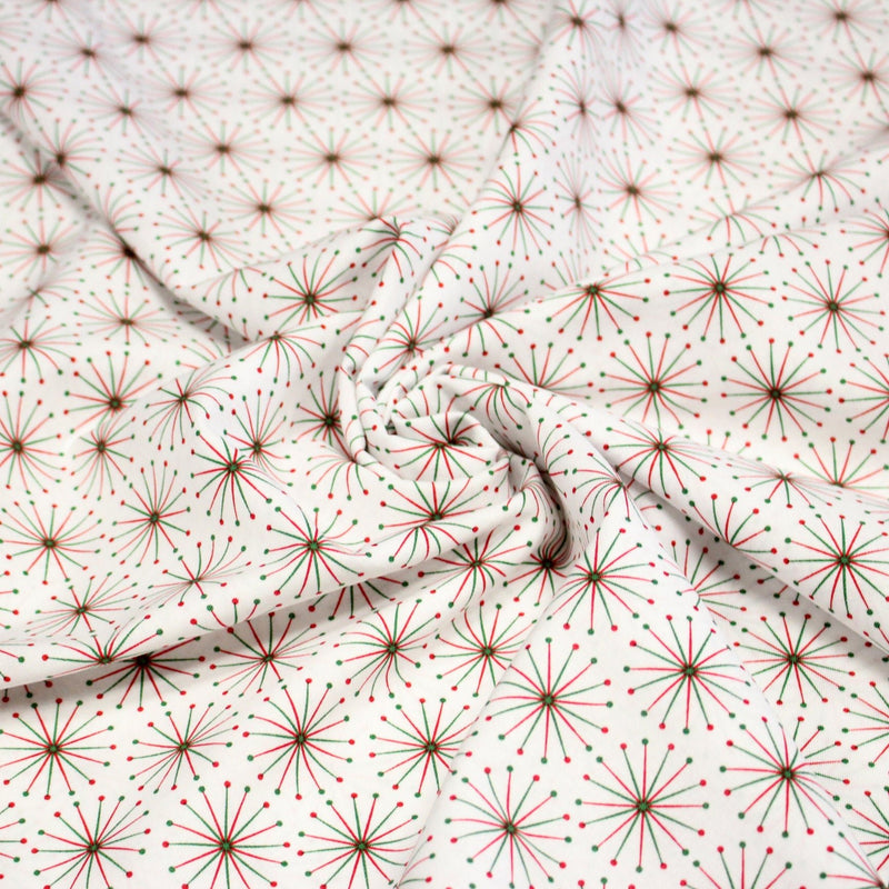 Tissu de Noël cotonnade aux étoiles vertes et rouges, fond blanc - TissusPapi.com