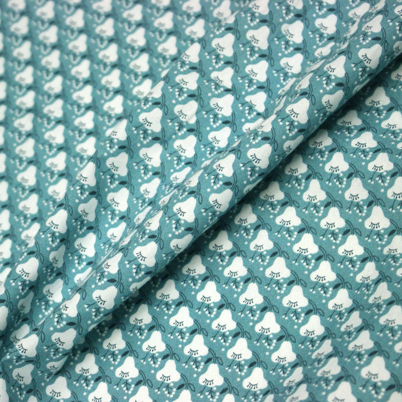Tissu popeline coton, fleurs stylisées vert céladon et blanc - TissusPapi.com