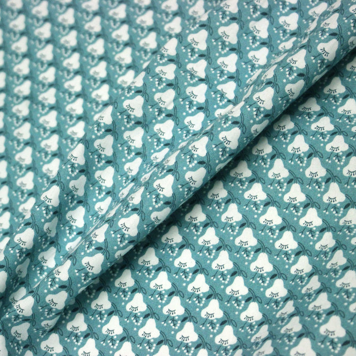 Tissu popeline coton, fleurs stylisées vert céladon et blanc - TissusPapi.com
