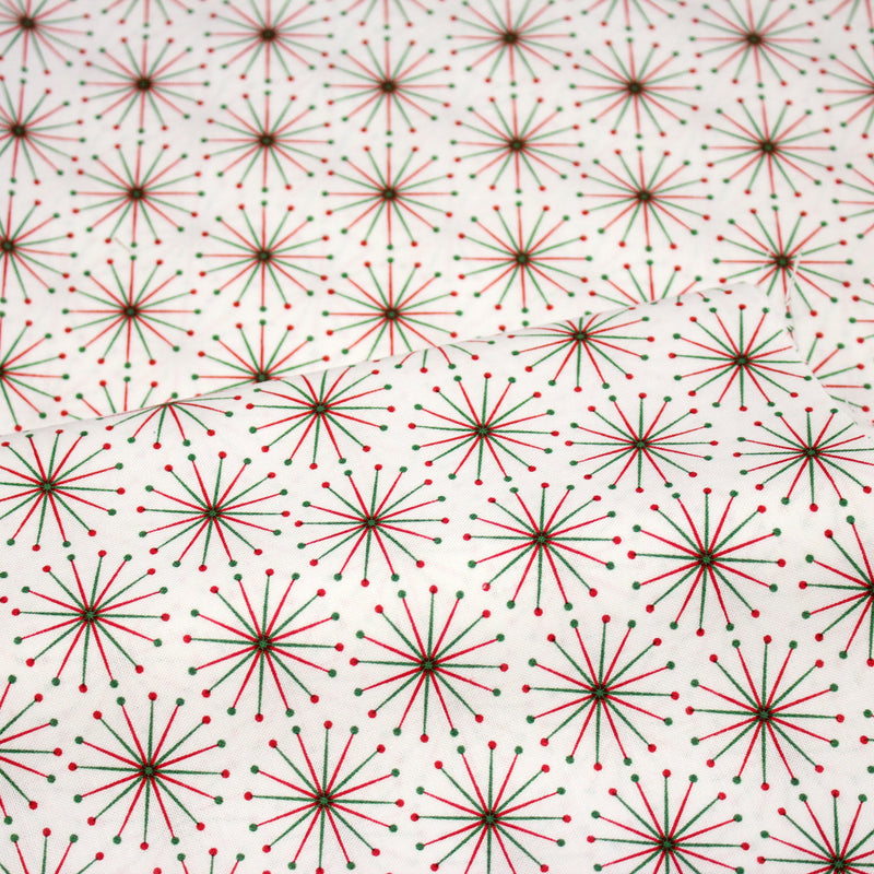Tissu de Noël cotonnade aux étoiles vertes et rouges, fond blanc - TissusPapi.com