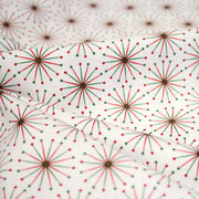 Tissu de Noël cotonnade aux étoiles vertes et rouges, fond blanc - TissusPapi.com