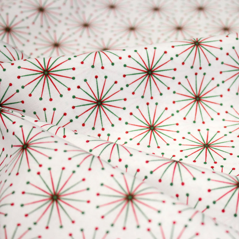 Tissu de Noël cotonnade aux étoiles vertes et rouges, fond blanc - TissusPapi.com
