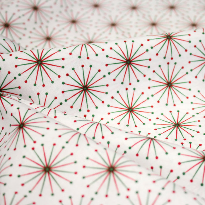 Tissu de Noël cotonnade aux étoiles vertes et rouges, fond blanc
