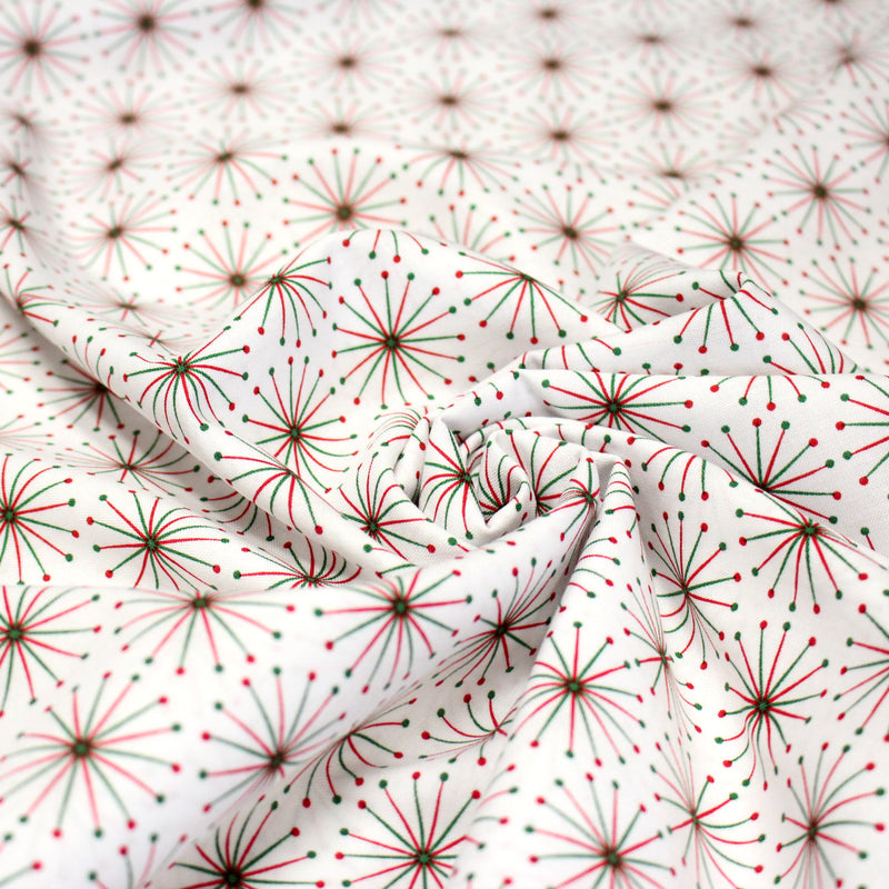 Tissu de Noël cotonnade aux étoiles vertes et rouges, fond blanc - TissusPapi.com