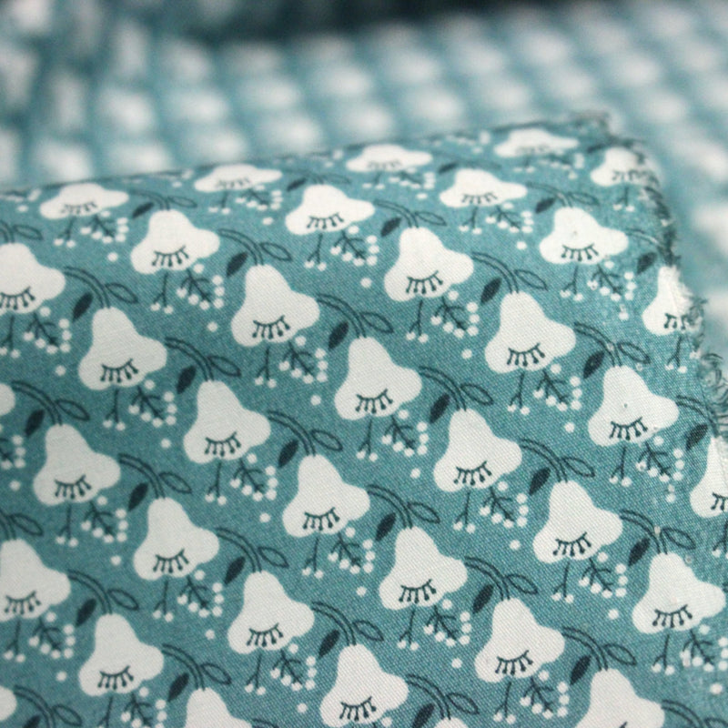 Tissu popeline coton, fleurs stylisées vert céladon et blanc - TissusPapi.com