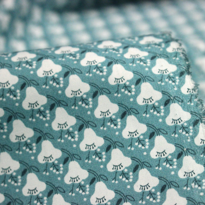 Tissu popeline coton, fleurs stylisées vert céladon et blanc - TissusPapi.com