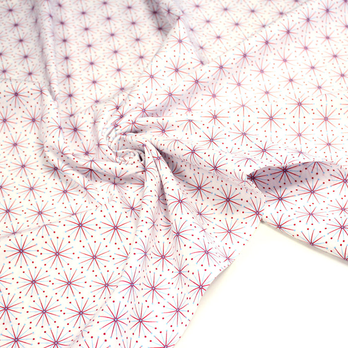 Tissu de Noël cotonnade aux étoiles bleu ciel et rouges, fond blanc