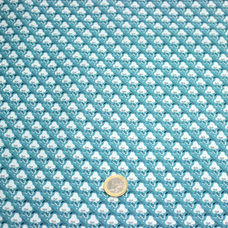 Tissu popeline coton, fleurs stylisées vert céladon et blanc - TissusPapi.com