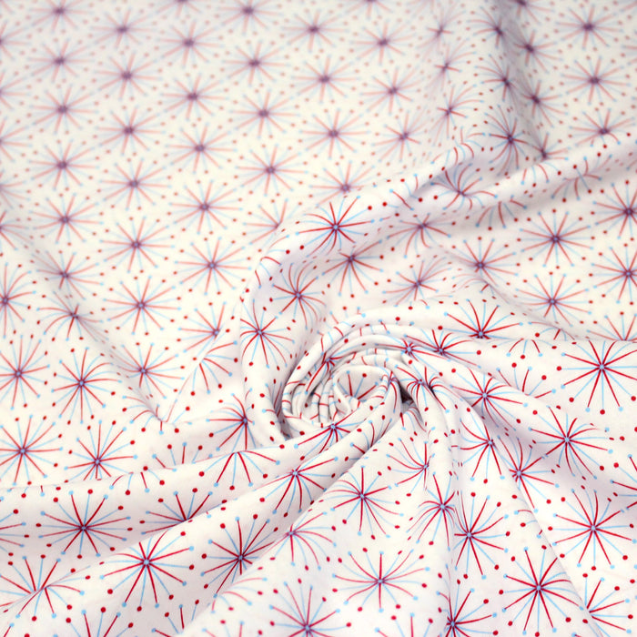 Tissu de Noël cotonnade aux étoiles bleu ciel et rouges, fond blanc