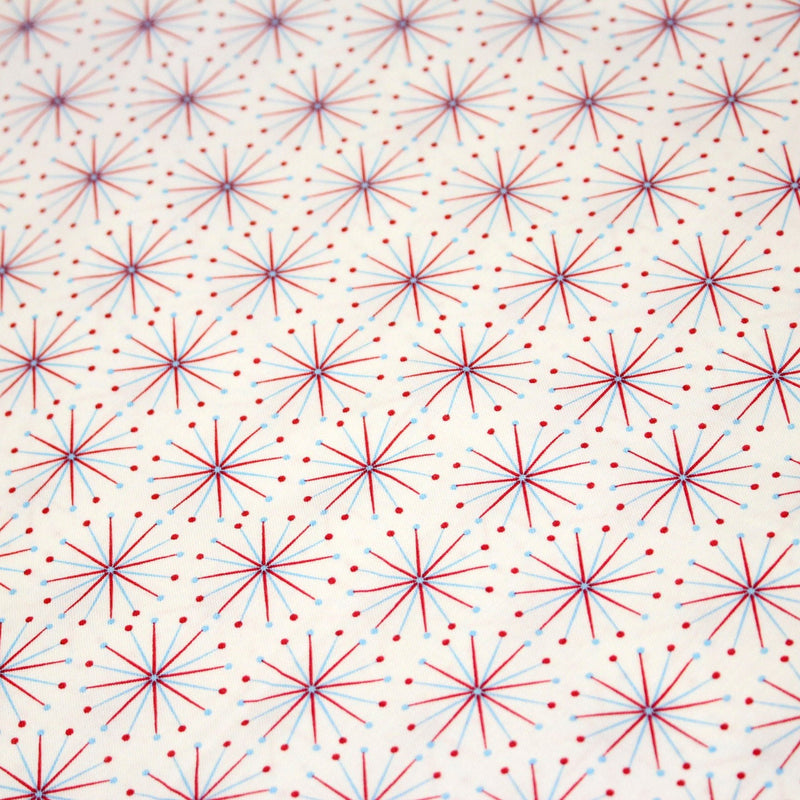 Tissu de Noël cotonnade aux étoiles bleu ciel et rouges, fond blanc - TissusPapi.com