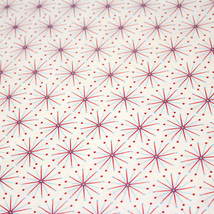 Tissu de Noël cotonnade aux étoiles bleu ciel et rouges, fond blanc