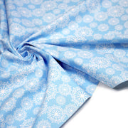 Tissu de Noël cotonnade bleu ciel aux rosaces blanches - TissusPapi.com