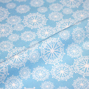 Tissu de Noël cotonnade bleu ciel aux rosaces blanches - TissusPapi.com