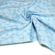 Tissu de Noël cotonnade bleu ciel aux rosaces blanches - TissusPapi.com
