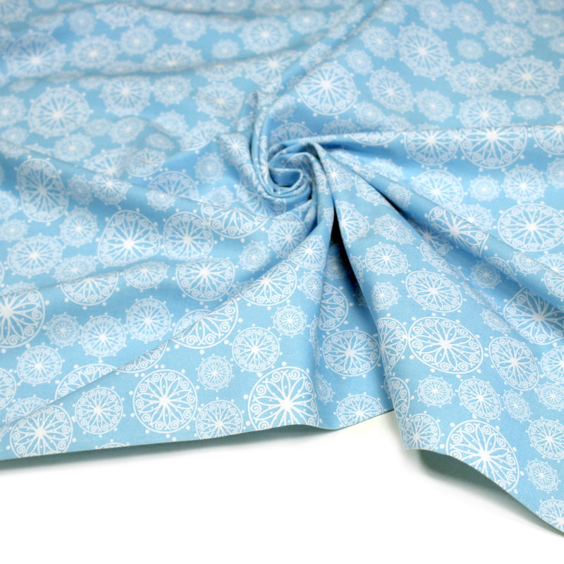 Tissu de Noël cotonnade bleu ciel aux rosaces blanches - TissusPapi.com
