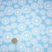 Tissu de Noël cotonnade bleu ciel aux rosaces blanches - TissusPapi.com