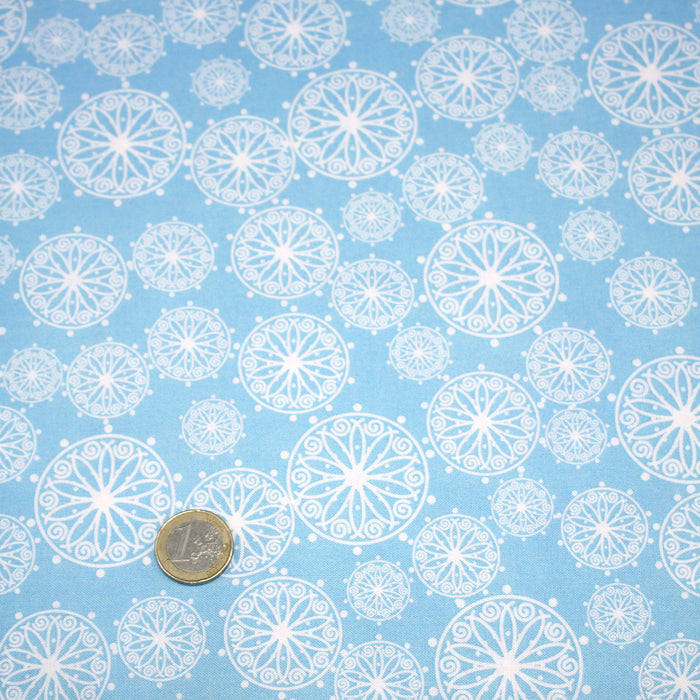 Tissu de Noël cotonnade bleu ciel aux rosaces blanches
