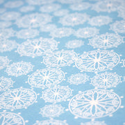 Tissu de Noël cotonnade bleu ciel aux rosaces blanches - TissusPapi.com