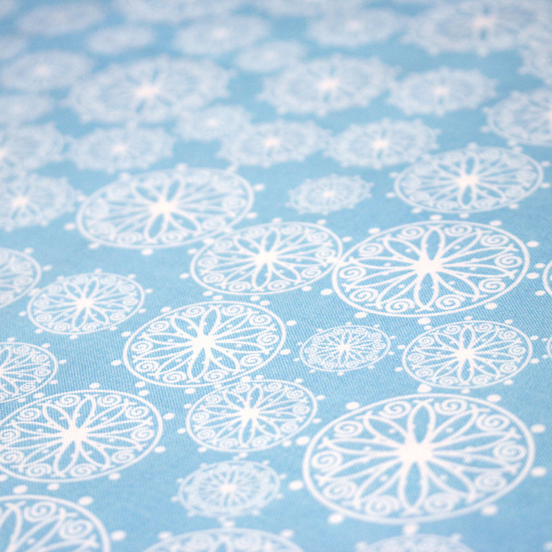 Tissu de Noël cotonnade bleu ciel aux rosaces blanches - TissusPapi.com