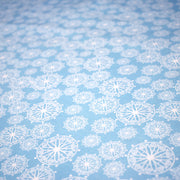 Tissu de Noël cotonnade bleu ciel aux rosaces blanches - TissusPapi.com