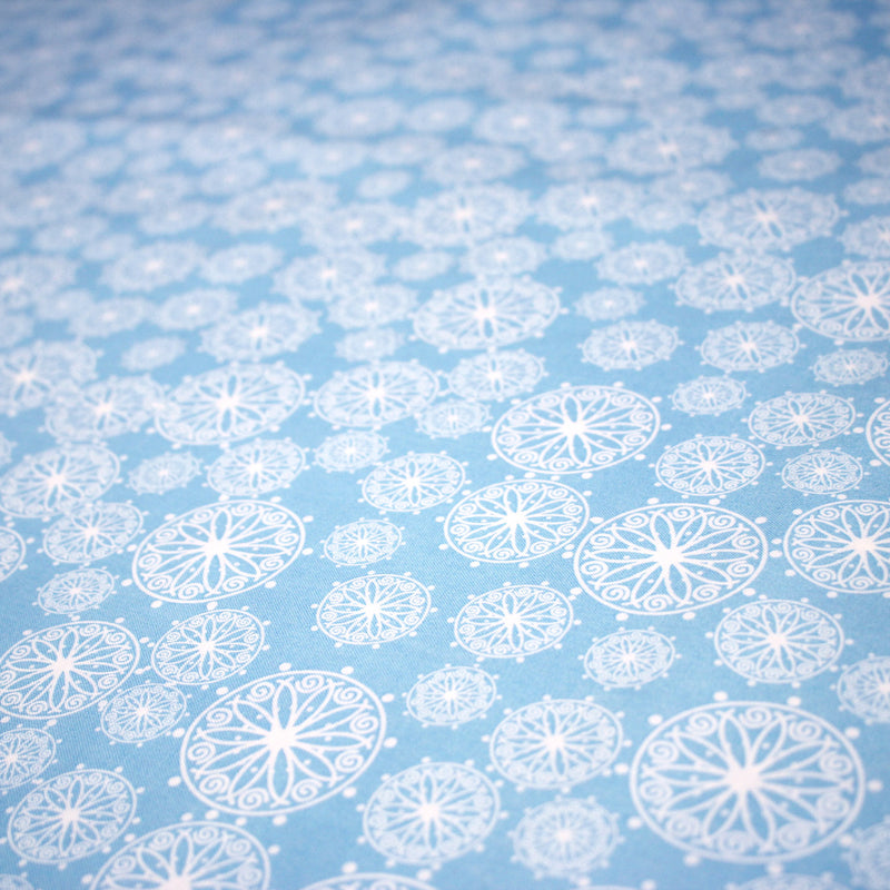 Tissu de Noël cotonnade bleu ciel aux rosaces blanches - TissusPapi.com