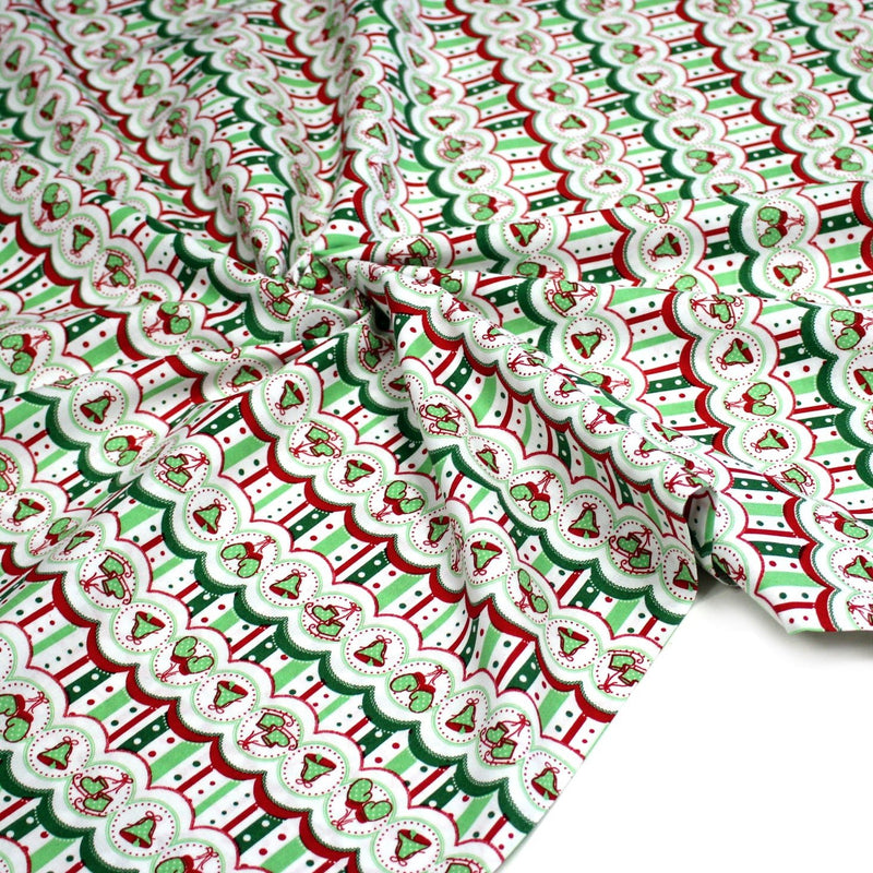 Tissu de Noël cotonnade blanc rouge vert aux cloches, gants et patins à glace sur fond rayé - TissusPapi.com