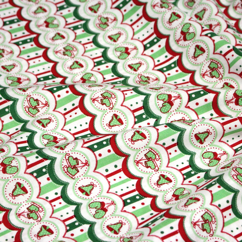 Tissu de Noël cotonnade blanc rouge vert aux cloches, gants et patins à glace sur fond rayé - TissusPapi.com