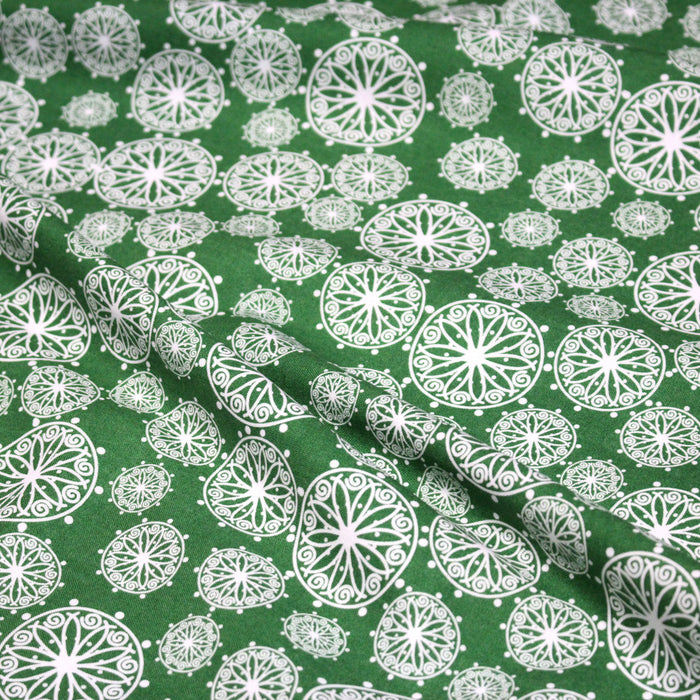 Tissu de Noël cotonnade vert aux rosaces blanches