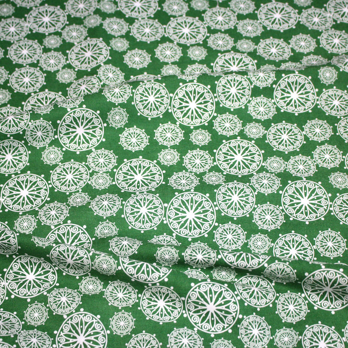 Tissu de Noël cotonnade vert aux rosaces blanches