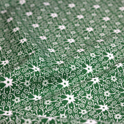 Tissu de Noël cotonnade vert aux motifs géométriques blancs de Noël - TissusPapi.com