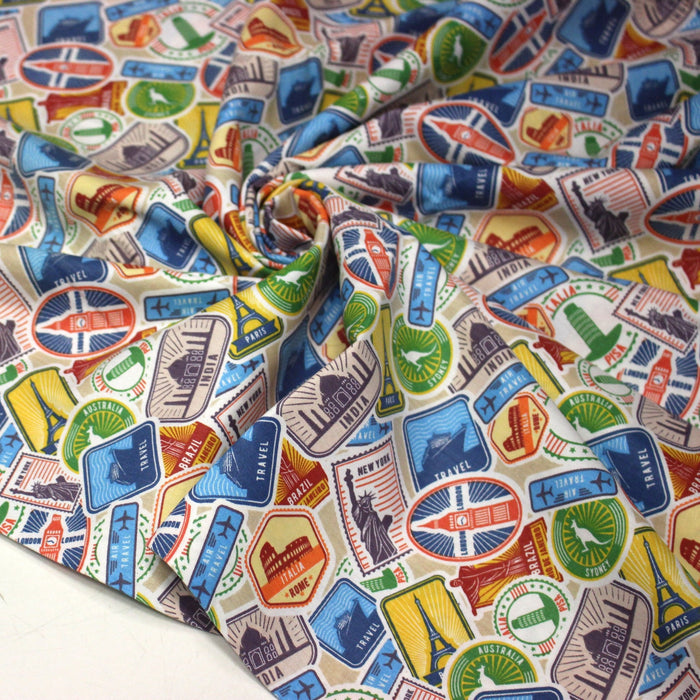 Tissu popeline coton, les autocollants de voyages, tons multicolores - Collection VOYAGE - TissusPapi.com