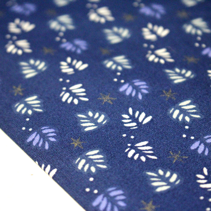 Tissu de Noël cotonnade bleu aux sapins blancs & blancs, étoiles grises - STANDARD 100 OEKO-TEX