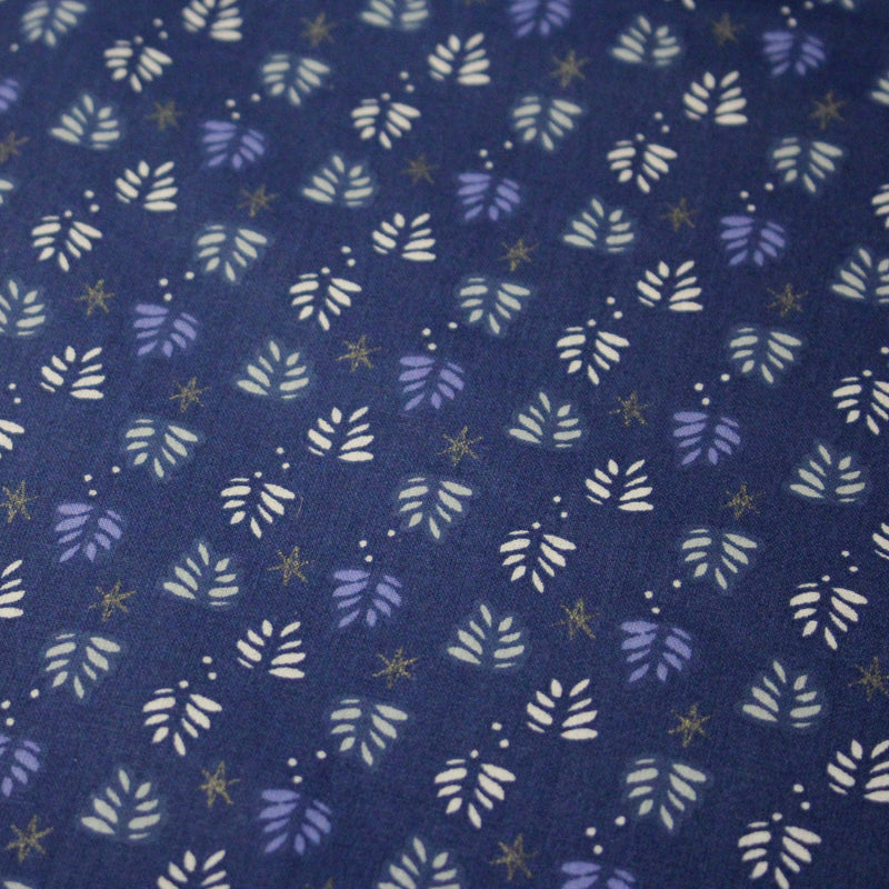 Tissu de Noël cotonnade bleu aux sapins blancs & blancs, étoiles grises - STANDARD 100 OEKO - TEX - TissusPapi.com