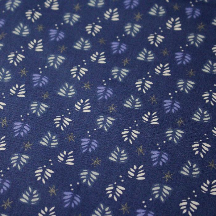 Tissu de Noël cotonnade bleu aux sapins blancs & blancs, étoiles grises - STANDARD 100 OEKO-TEX