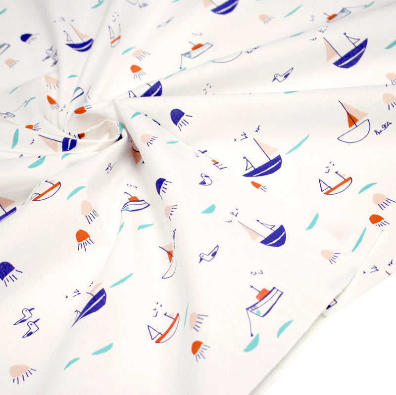 Tissu cotonnade blanc aux petits bateaux bleus et oranges - STANDARD 100 OEKO - TEX - TissusPapi.com