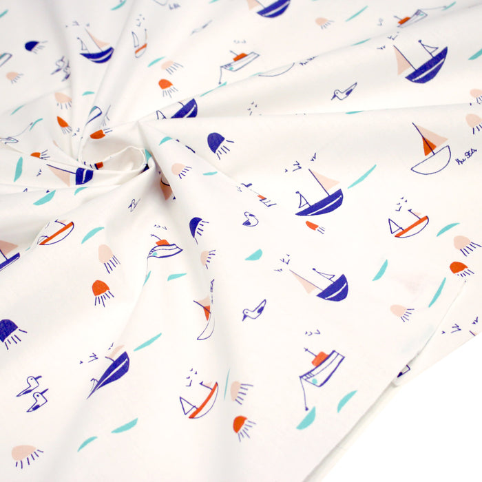Tissu cotonnade blanc aux petits bateaux bleus et oranges - STANDARD 100 OEKO-TEX