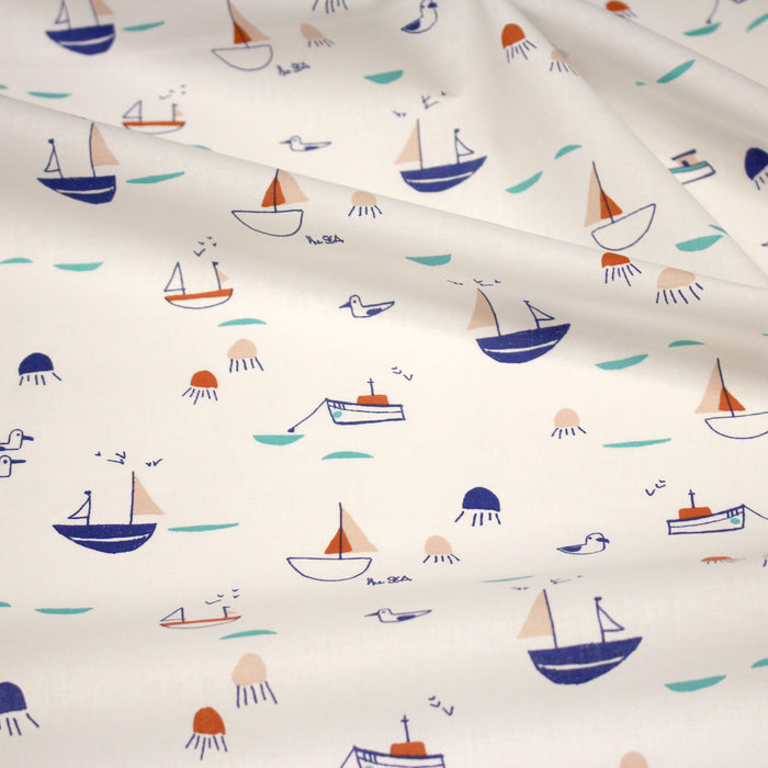 Tissu cotonnade blanc aux petits bateaux bleus et oranges - STANDARD 100 OEKO-TEX