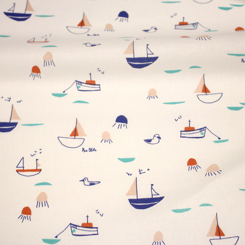 Tissu cotonnade blanc aux petits bateaux bleus et oranges - STANDARD 100 OEKO - TEX - TissusPapi.com