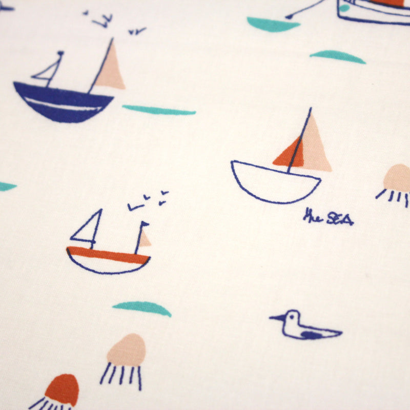 Tissu cotonnade blanc aux petits bateaux bleus et oranges - STANDARD 100 OEKO - TEX - TissusPapi.com