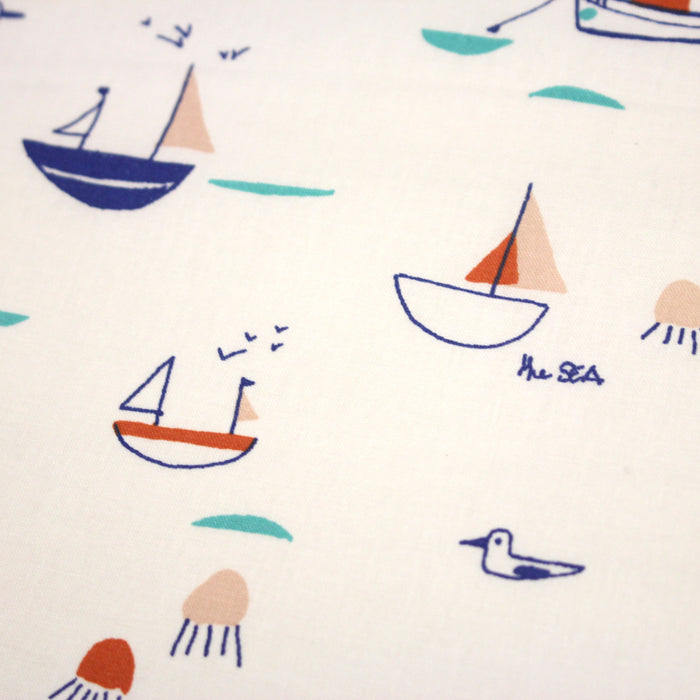 Tissu cotonnade blanc aux petits bateaux bleus et oranges - STANDARD 100 OEKO-TEX