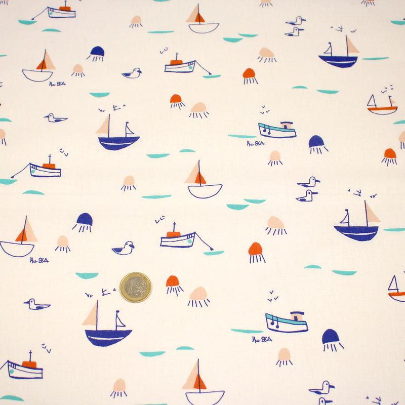 Tissu cotonnade blanc aux petits bateaux bleus et oranges - STANDARD 100 OEKO - TEX - TissusPapi.com