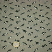 Tissu popeline coton aux petites voitures ancienne, fond vert kaki - TissusPapi.com