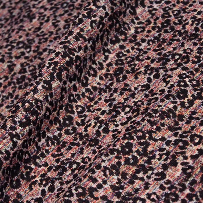 Tissu jacquard motif léopard noir sur fond faux uni rose rouge - COLLECTION LEOPARD