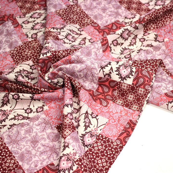Tissu coton fin imprimé INDIENNES, patchwork rose de motifs floraux et arabesques - STANDARD 100 OEKO - TEX - TissusPapi.com