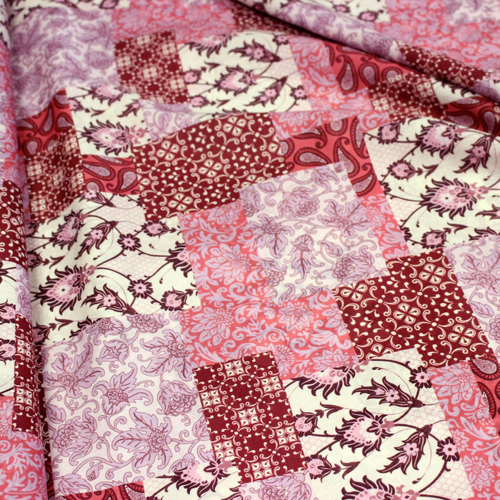 Tissu coton fin imprimé INDIENNES, patchwork rose de motifs floraux et arabesques - STANDARD 100 OEKO - TEX - TissusPapi.com