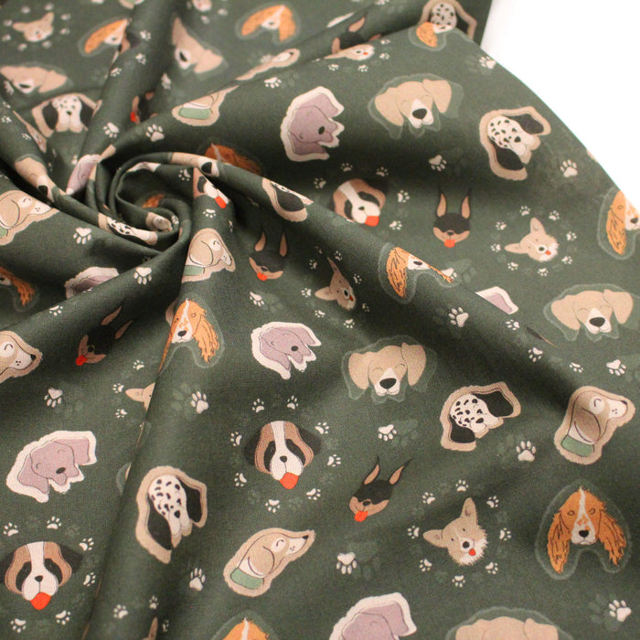 Tissu cotonnade vert anglais aux têtes de jolis chiens, collection AUTOMNE - STANDARD 100 OEKO-TEX
